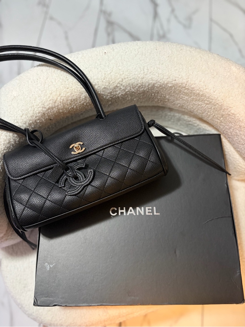 CHANEL Black Quilted Top-Handle Shoulder Bag with CC Charm - Picture 4 of 5